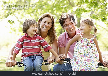 
                Familie, Radfahren, Familienausflug                   