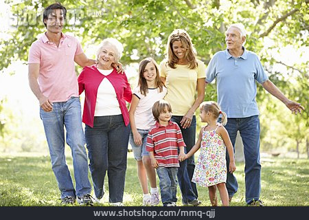 
                Familie, Generationen, Familienleben, Familienausflug                   