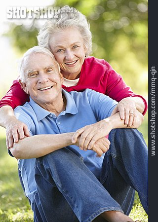 
                Liebevoll, Sorglos & Entspannt, Seniorenpaar                   
