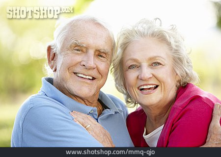 
                Liebevoll, Sorglos & Entspannt, Seniorenpaar                   