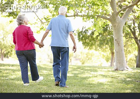 
                Sorglos & Entspannt, Spaziergang, Seniorenpaar                   