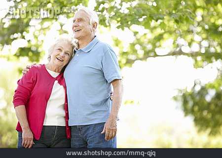 
                Umarmen, Sorglos & Entspannt, Seniorenpaar                   