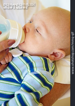 
                Säugling, Baby, Milchflasche                   