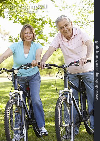 
                Aktiver Senior, Fahrradfahrer, Ehepaar                   