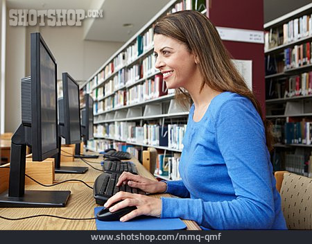 
                Lernen, Bibliothek, Recherche, Computerarbeitsplatz                   