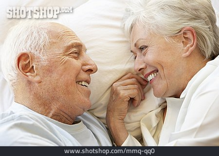 
                Liebe, Zuneigung, Seniorenpaar                   