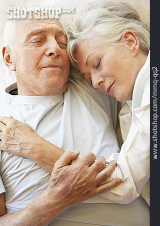 
                Schlafen, Zuneigung, Seniorenpaar                   