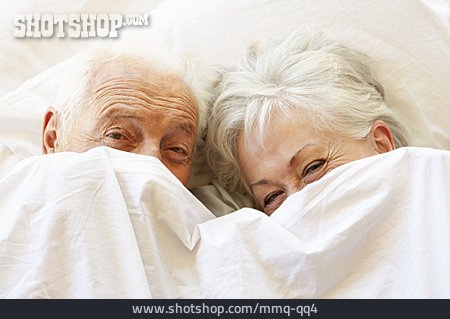 
                Verstecken, Zuneigung, Seniorenpaar                   