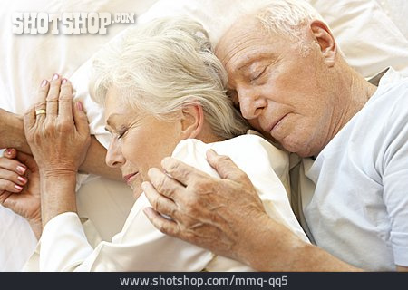 
                Zärtlichkeit, Seniorenpaar                   