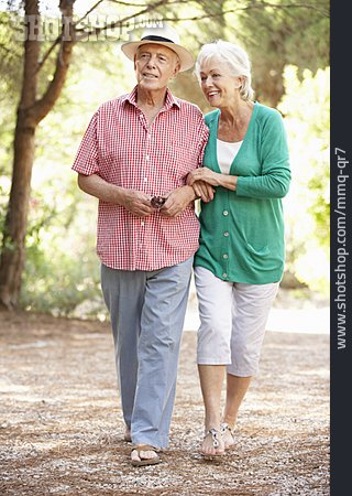 
                Pensionierung, Spaziergang, Seniorenpaar                   