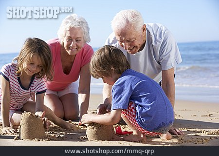 
                Enkel, Großeltern, Sandburg, Strandurlaub                   