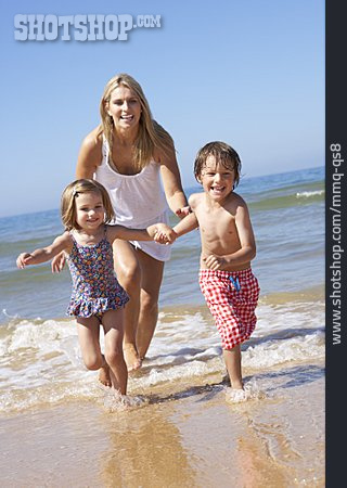
                Mutter, Tochter, Sohn, Strandurlaub                   
