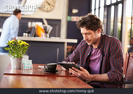 
                Mann, Café, Lesen, Tablet-pc, Ebook                   