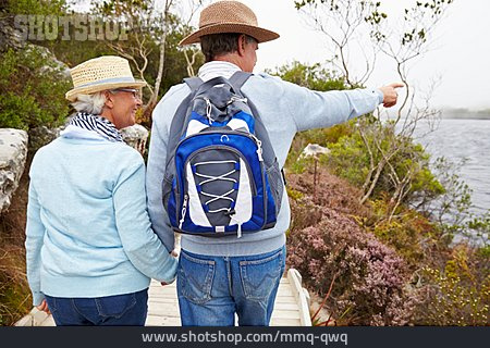 
                Spaziergang, Wandern, Seniorenpaar                   
