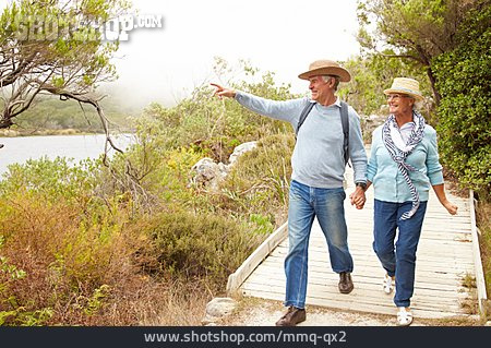 
                Wandern, Spazieren, Seniorenpaar                   