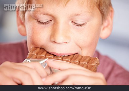 
                Junge, Naschen, Schokolade                   