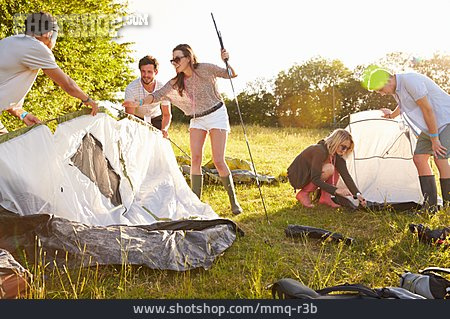 
                Sommer, Freunde, Camping, Zeltaufbau                   