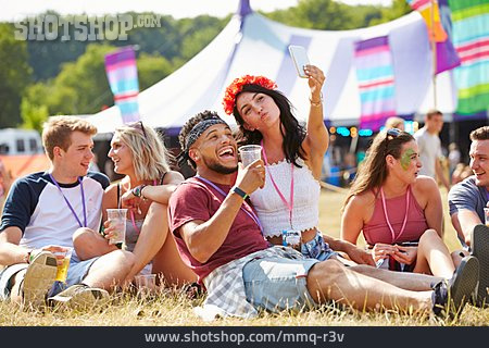 
                Liebe, Alkohol, Musikfestival, Selfie                   