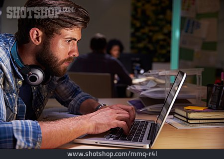 
                Mann, Computerarbeit, Nachtschicht                   
