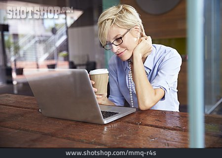
                Geschäftsfrau, Kaffeepause, Laptop                   