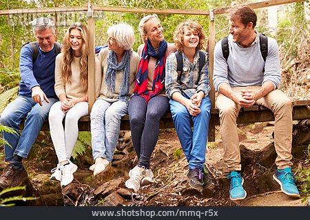 
                Familie, Waldspaziergang, Familienausflug                   