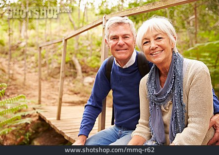 
                Ausflug, Ehepaar, Waldspaziergang, Seniorenpaar                   