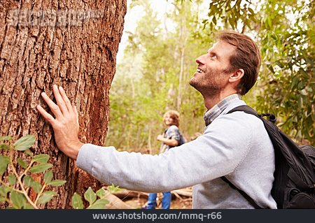 
                Mann, Baum, Naturverbunden                   