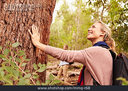 
                Frau, Baum, Naturverbunden                   
