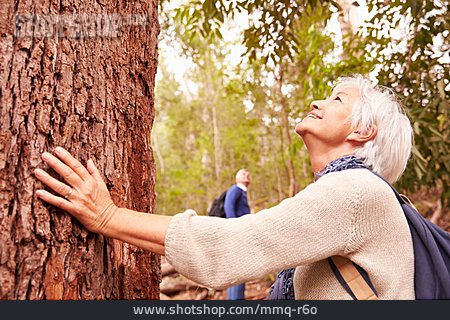 
                Seniorin, Naturverbunden, Waldspaziergang                   