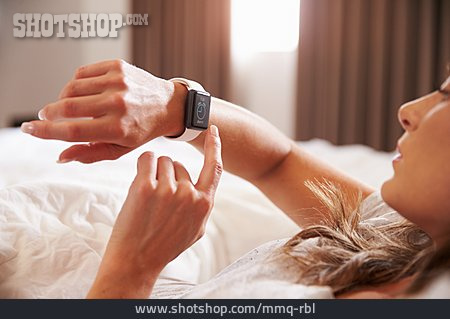 
                Frau, Bett, Digital, Armbanduhr                   