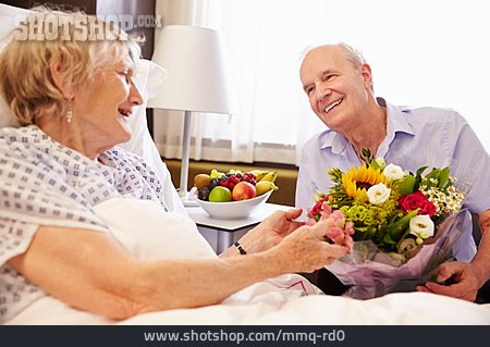 
                Blumenstrauß, Krankenbesuch, Seniorenpaar                   
