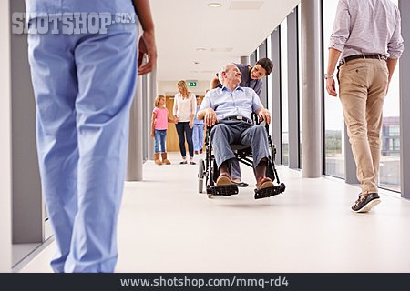 
                Patient, Krankenschwester, Rollstuhl                   