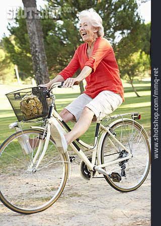 
                Seniorin, Lebensfreude, Ausgelassen, Radfahren                   