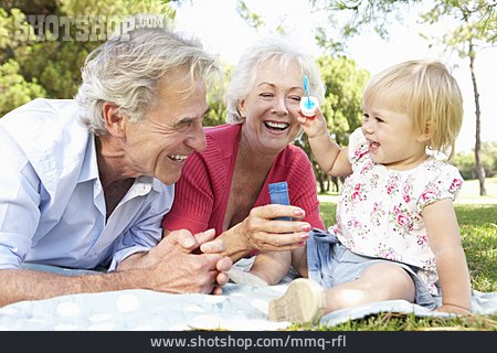 
                Spielen, Großeltern, Seifenblasen, Enkelin                   