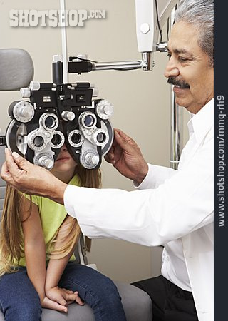 
                Kind, Augenarzt, Sehtestgerät                   