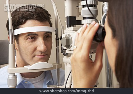 
                Patient, Sehtestgerät, Optikerin, Augenärztin                   