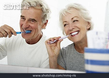 
                Zähne Putzen, Ehepaar, Seniorenpaar                   