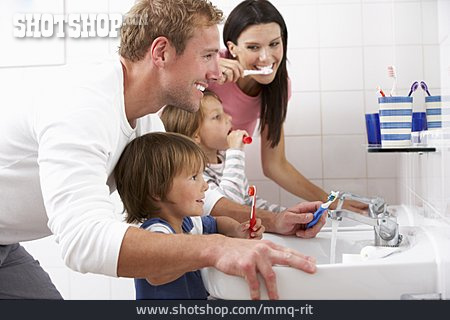 
                Familie, Zahnhygiene                   