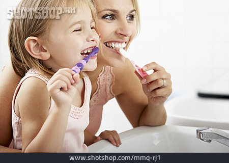 
                Kind, Mutter, Zahnpflege, Zahnhygiene                   