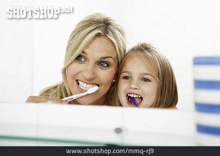 
                Mutter, Tochter, Zähne Putzen                   