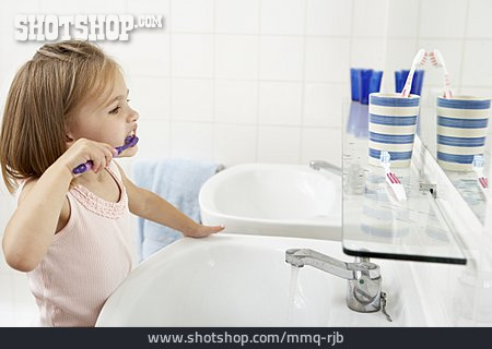 
                Mädchen, Zahnhygiene                   