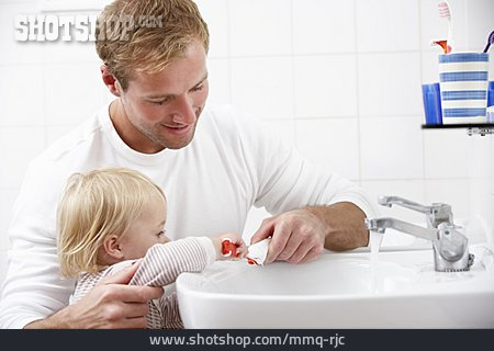 
                Vater, Tochter, Fürsorge, Zahnpflege                   