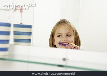 
                Mädchen, Zähne Putzen                   