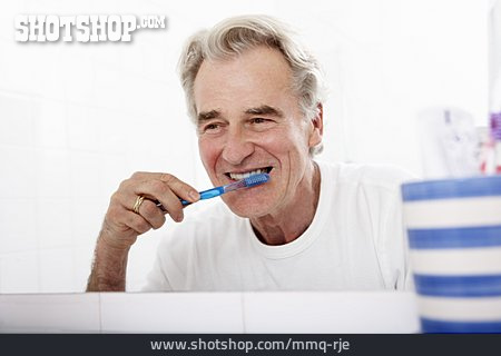
                Senior, Zahnpflege                   