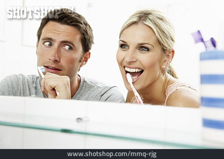 
                Paar, Zahnpflege                   