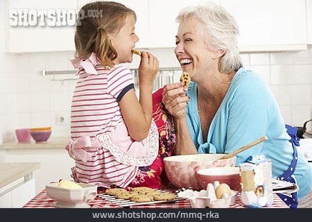 
                Großmutter, Naschen, Cookies, Enkelin                   