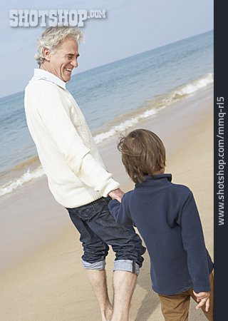 
                Enkel, Großvater, Strandspaziergang                   