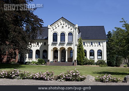 
                Landhaus, Villa                   