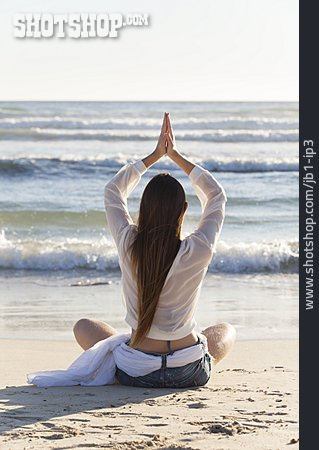 
                Junge Frau, Ozean, Meditation, Yoga                   