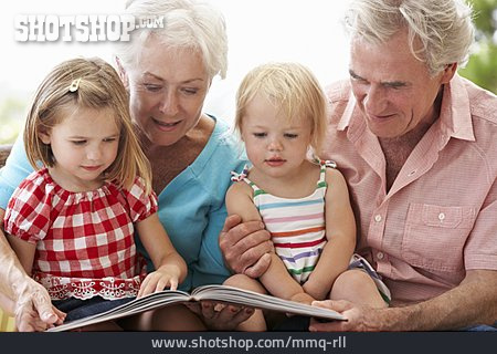 
                Enkel, Großeltern, Vorlesen                   